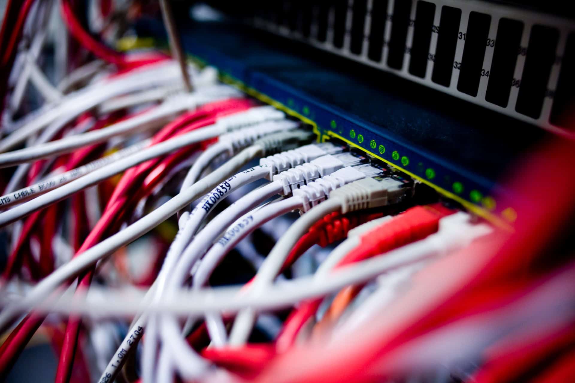 Røde og hvide kabler ved netværksinstallioner