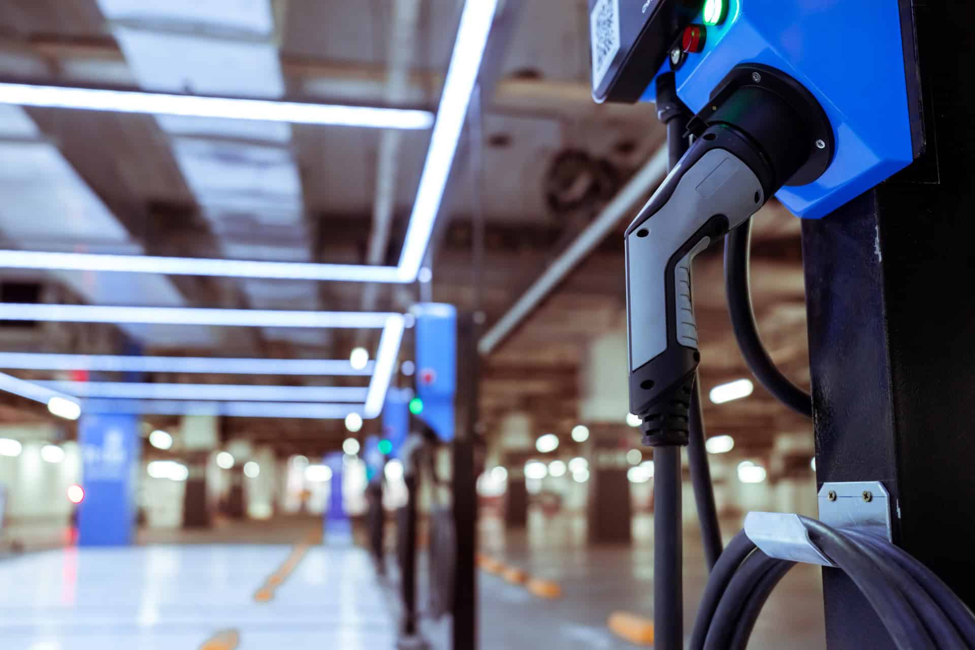 Installation af ladestander ved parkeringspladser i et P-hus